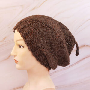 Bonnet slouchy brown avec perle sur tête mannequin réalistique