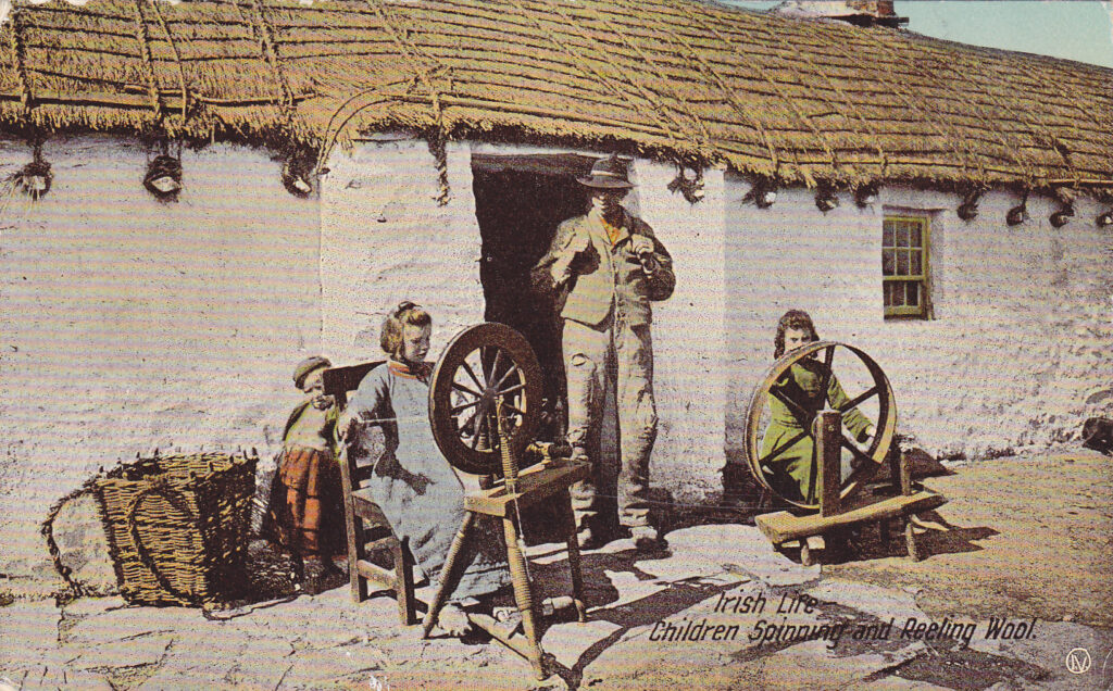 Paysans devant leur chaumière à Donegal, filant la laine
