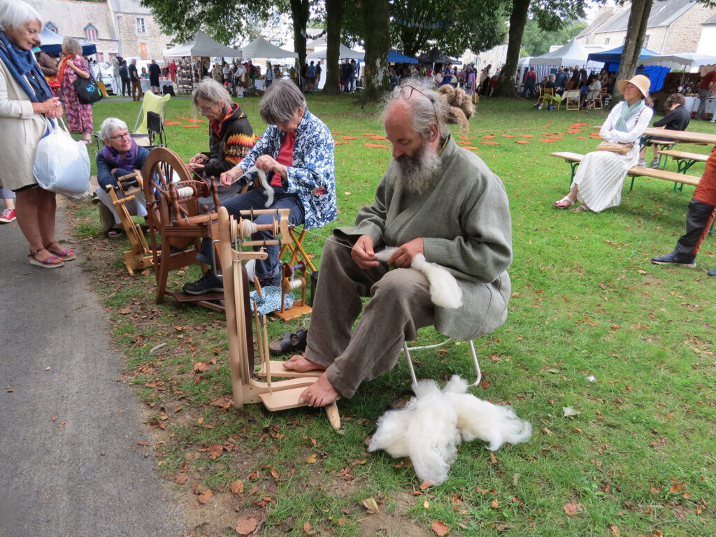 Wool fair in Bulat Pestivien, fileurs au rouet