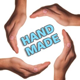 Fait-main, mains avec hand made signe au milieu