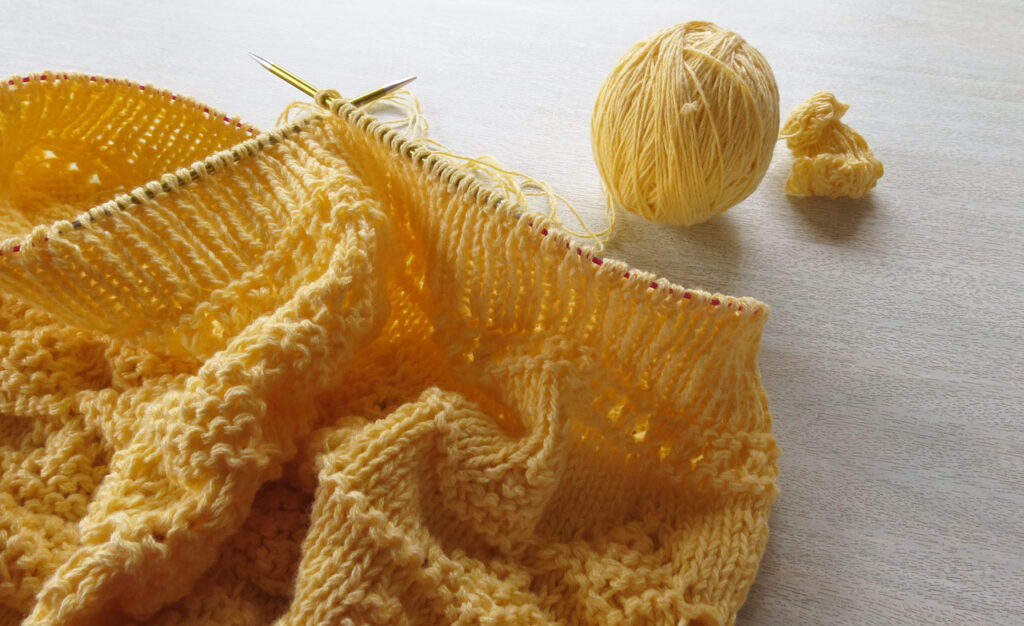 hanknits from la laine de galeine débardeur jaune sur aiguilles