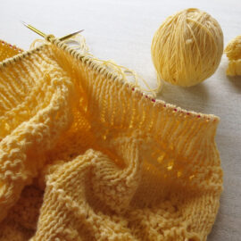 hanknits from la laine de galeine débardeur jaune sur aiguilles