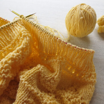 hanknits from la laine de galeine débardeur jaune sur aiguilles