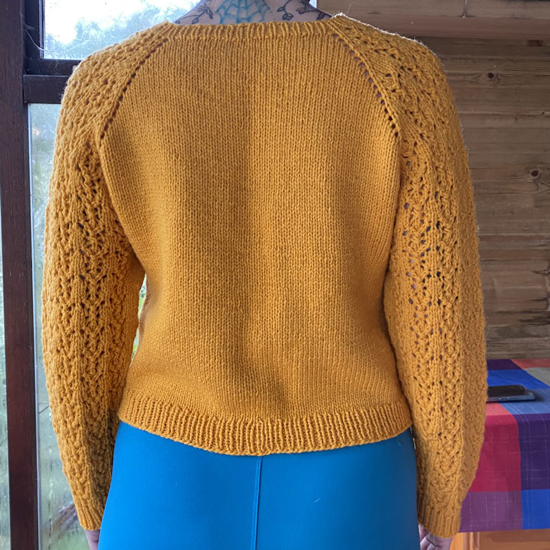 Pull mi saison jaune sur modèle Eliana