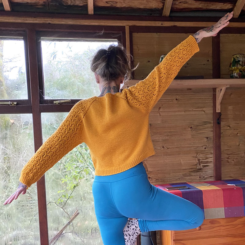 Pull mi saison Femme jaune sur modèle Eliana