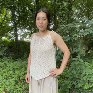 Crochet top modelé par Steph, sur fond boisé, La laine de Galeine