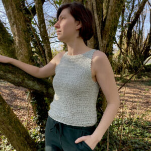 Crochet top Léna vert clair modelé par Léna La laine de Galeine