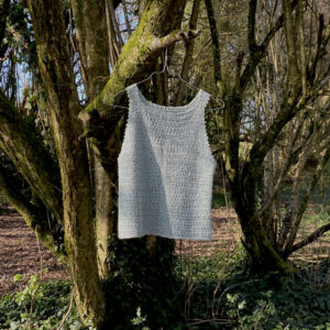 Crochet top Léna sur porte manteau pendu dans un arbre La laine de Galeine