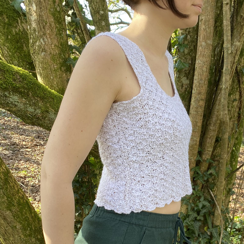 Cropped top Lilly au crochet sur Léna la laine de Galeine