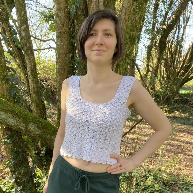 Cropped top au crochet sur Léna La laine de Galeine