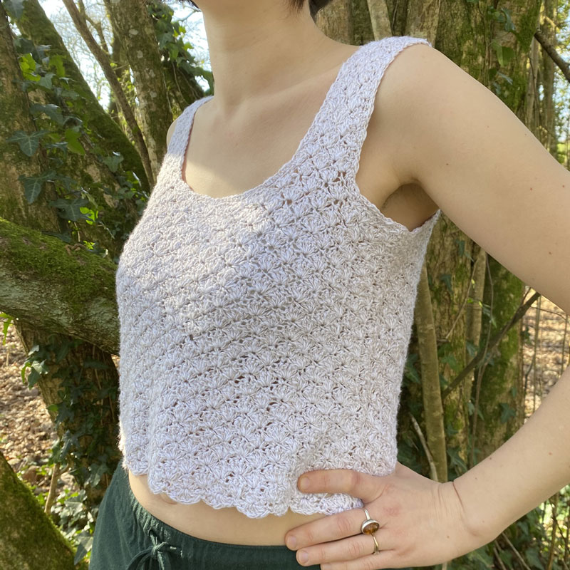 Cropped top au crochet sur Léna La laine de Galeine