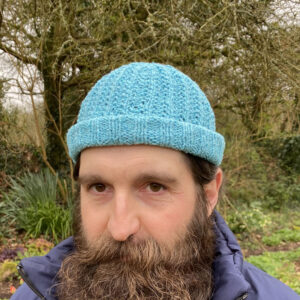 Bonnet marin bleu sur modèle Kabir La laine de galeine