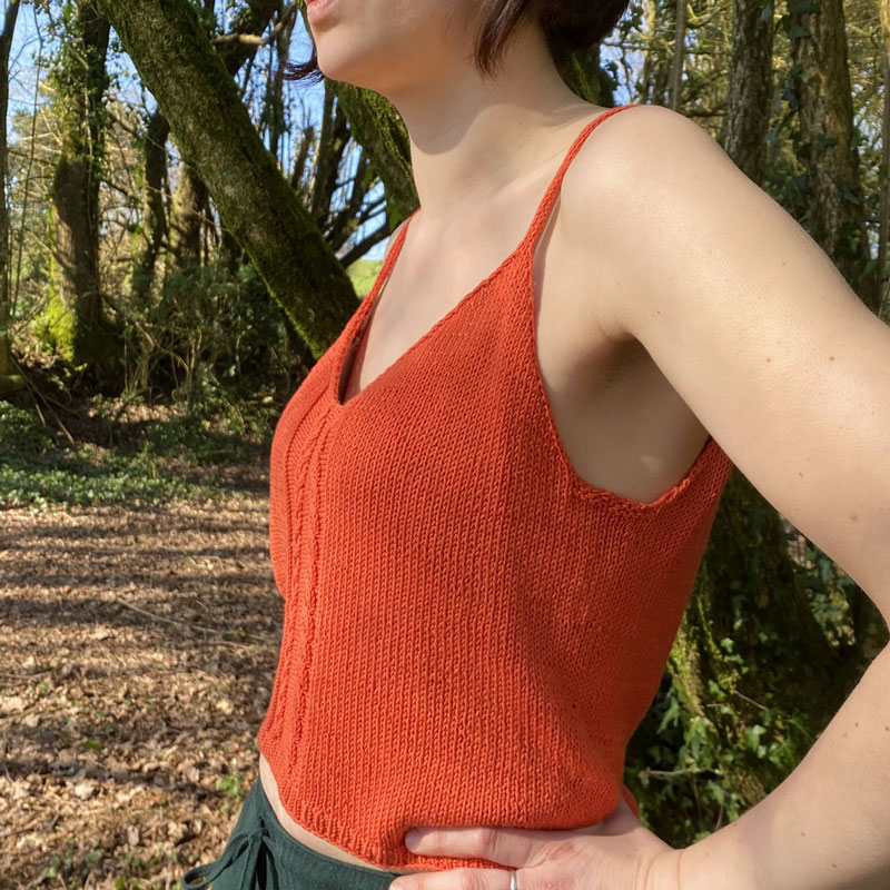 Zoom vue de côté Crop top Femme Corail sur modèle Léna, La laine de Galeine
