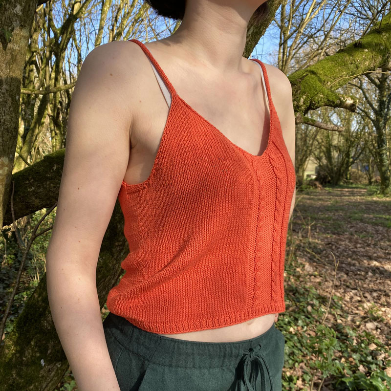 Petit haut d'été corail sur Léna la Laine de Galeine