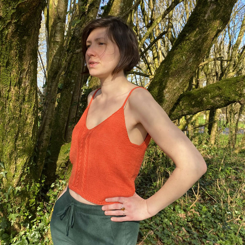Crop top femme Corail sur modèle Léna La laine de Galeine