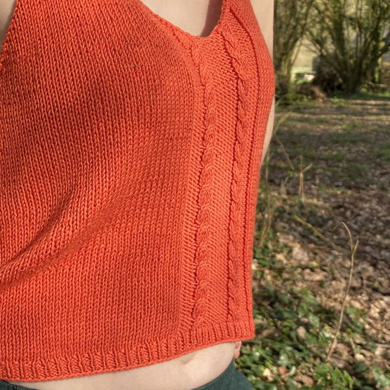 Crop top femme Corail sur modèle Léna, zoom sur détail torsades, la Laine de Galeine