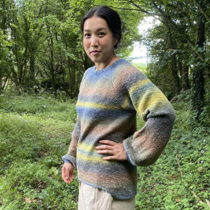 Pull tunique Femme Steph en coton et chanvre, modelé par Steph sur fond de verdure, la laine de Galeine