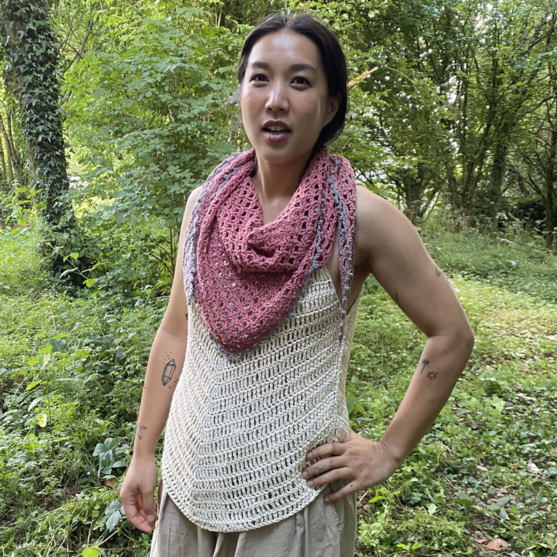 Châle au crochet Rose sur Steph avec fond boisé La laine de Galeine