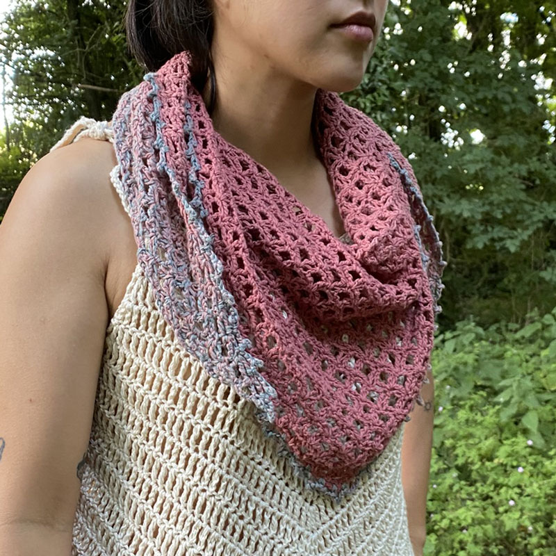 Châle au crochet Rose sur modèle Steph avec fond verdoyant, la laine de Galeine