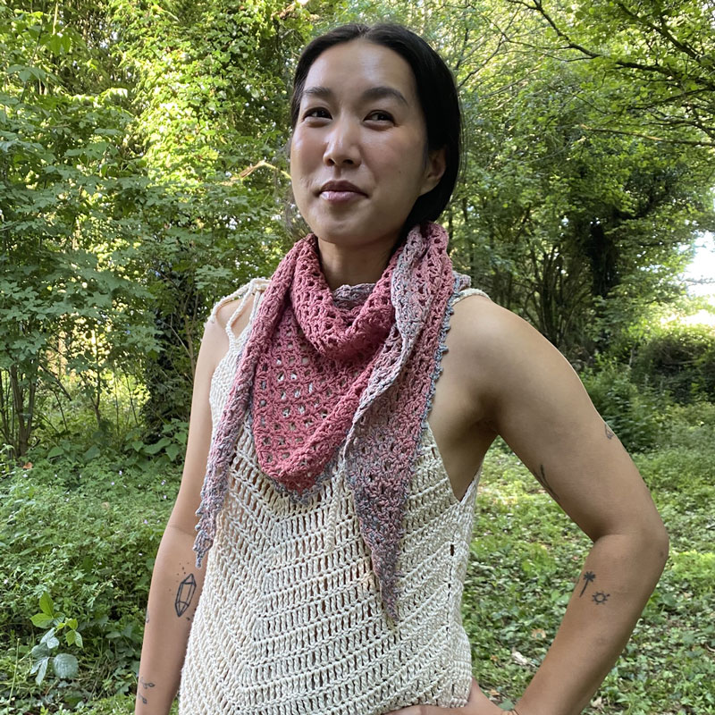 Châle au crochet sur Steph, fond boisé, la laine de Galeine