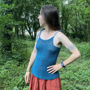 Crochet top Ariane sur modèle, fond boisé, La laine de Galeine