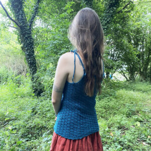 Crochet top Ariane, sur modèle, fond boisé