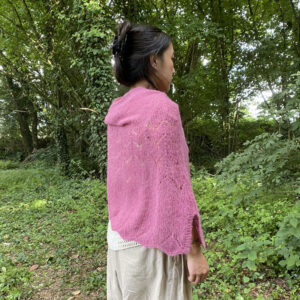 Poncho Femme La Callune, présenté sur modèle, fond boisé, la laine de Galeine