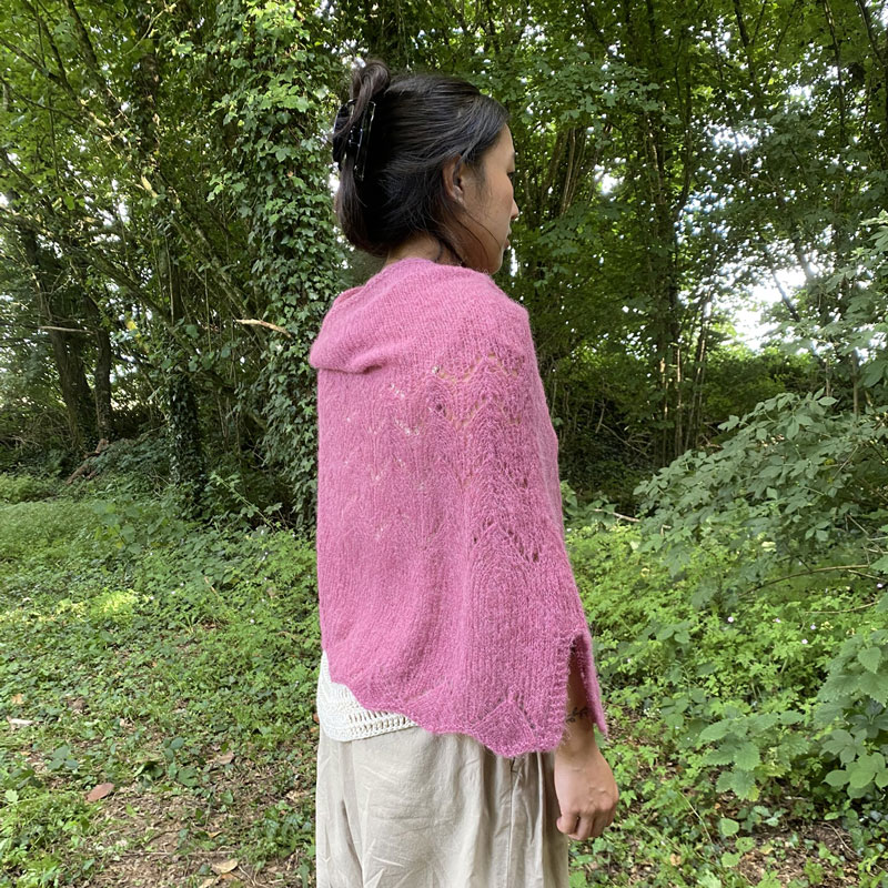 Poncho Femme La Callune, présenté sur modèle, fond boisé, la laine de Galeine