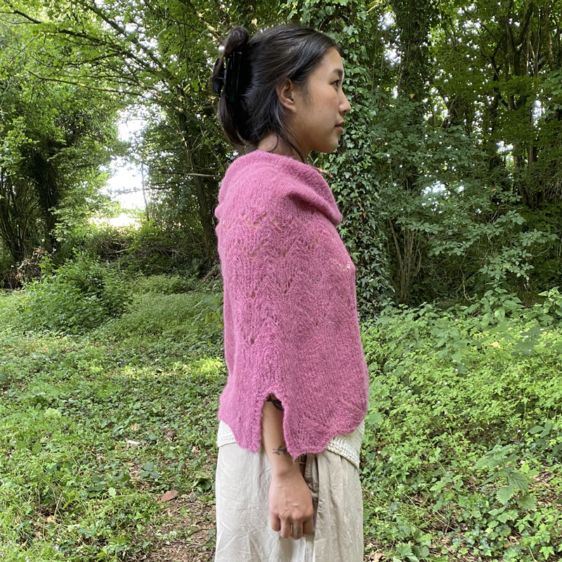 Poncho Femme La Callune, présenté sur modèle, sur fond boisé, la laine de Galeine