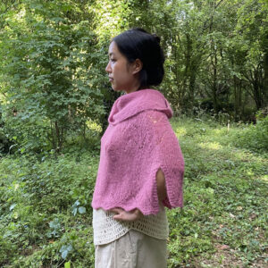 Poncho Femme La Callune présenté par modèle, sur fond boisé, la laine de Galeine