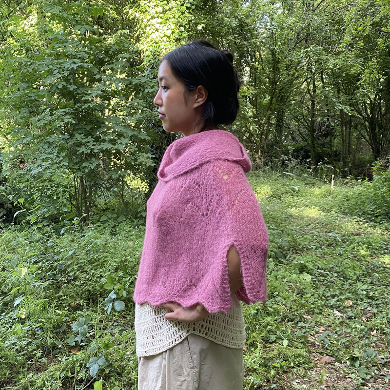 Poncho Femme La Callune présenté par modèle, sur fond boisé, la laine de Galeine