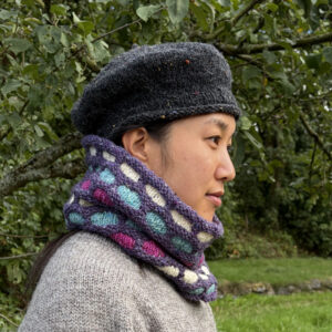 Snood Femme Maya en laine tweed de Donégal, modelé par Steph