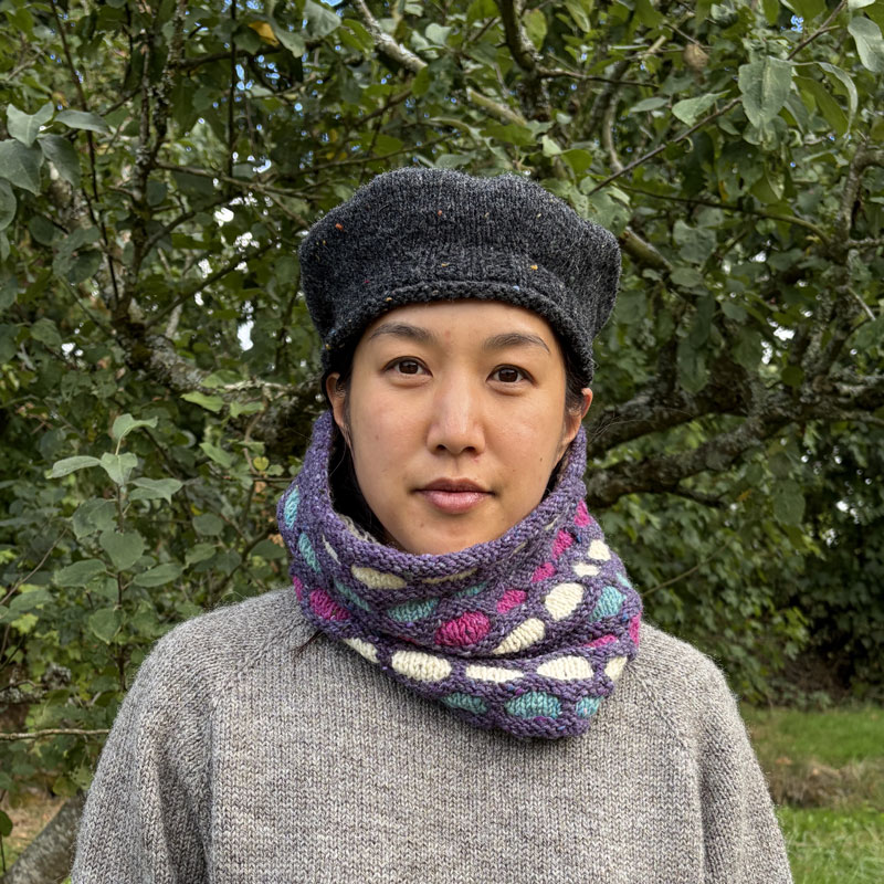 Snood en laine de Donegal modelé par Steph