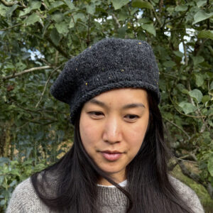 Béret Femme Enora en pure tweed de Donegal présenté par modèle